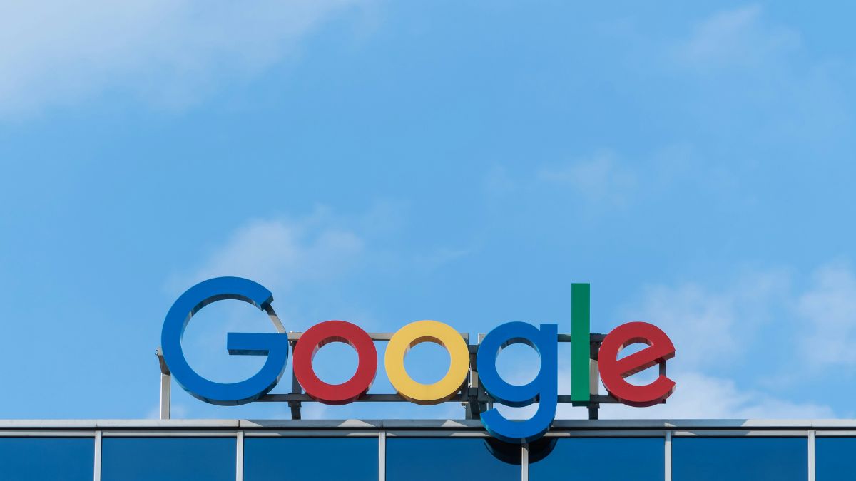 Imagem do pórtico do Google para ilustrar uma matéria jornalística sobre a Meta e o Google.