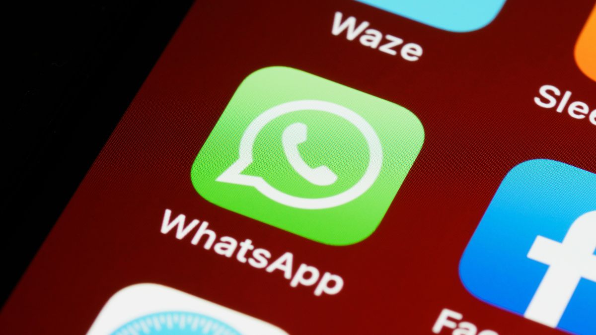 Imagem da tela de um celular para ilustrar uma matéria jornalística sobre a Multa do WhatsApp.