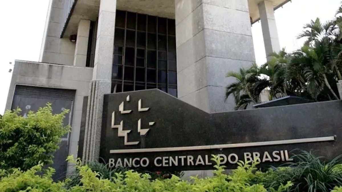 Imagem da fachada do Banco Central do Brasil para ilustrar uma matéria jornalística sobre o PIB do Brasil em 2026.