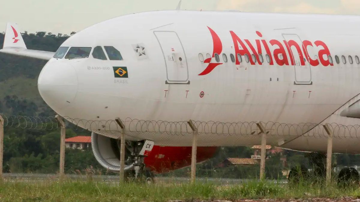 Imagem de um avião da Avianca para ilustrar uma matéria jornalística sobre o preço das passagens aéreas.