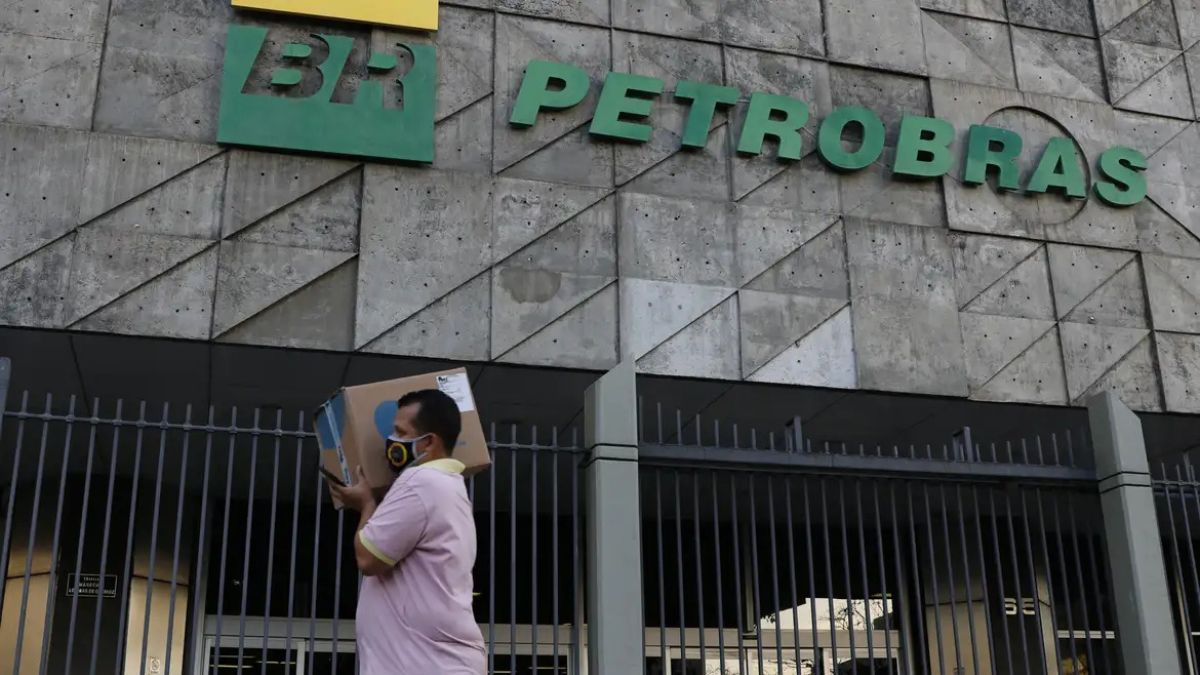 Imagem da fachada da Petrobras para ilustrar uma matéria jornalística sobre a Petrobras na Colômbia.