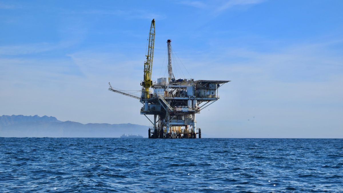 Imagem de uma plataforma de petróleo para ilustrar uma matéria jornalística sobre o preço do petróleo.