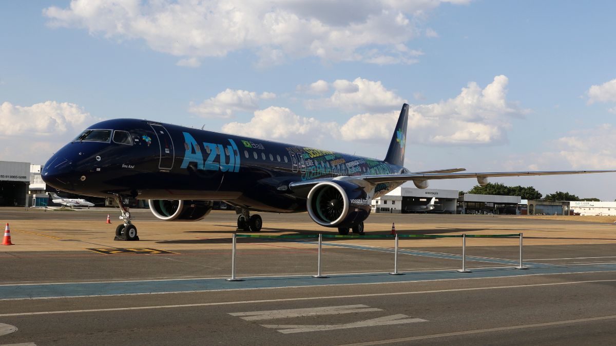 Imagem de um avião da AZUL para ilustrar uma matéria jornalística sobre o Rating da Azul.