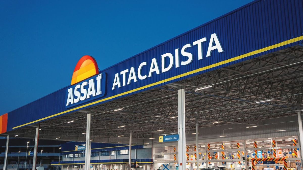 Imagem da fachada do Assaí para ilustrar uma matéria jornalística sobre a Recompra de ações do Assaí.