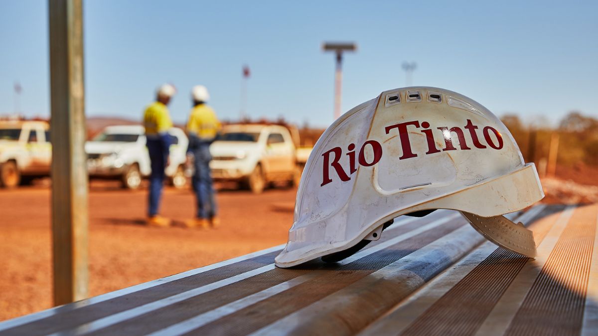 Imagem de um capacete da Rio Tinto para ilustrar uma matéria jornalística sobre o lítio da Argentina.