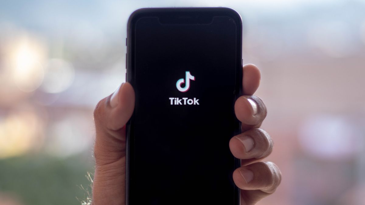 Imagem de um celular com o aplicativo do TikTok para ilustrar uma matéria jornalística sobre o possível banco fintech do TikTok no Brasil.
