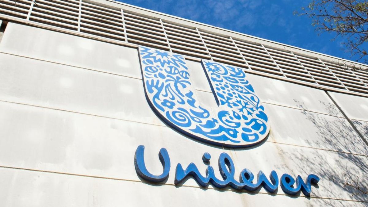 Imagem da fachada e letreiro da Unilever para ilustrar uma matéria jornalística sobre a Unilever e McCormick.