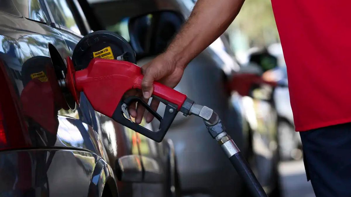 Imagem de um frentista colocando diesel em um carro para ilustrar uma matéria jornalística sobre Zerar o ICMS.