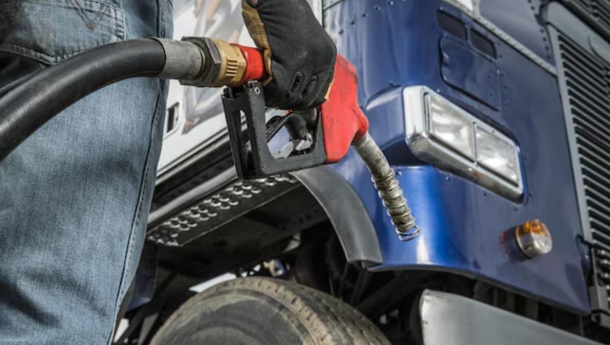 Caminhoneiro abastecendo caminhão com diesel em posto de combustível no Brasil