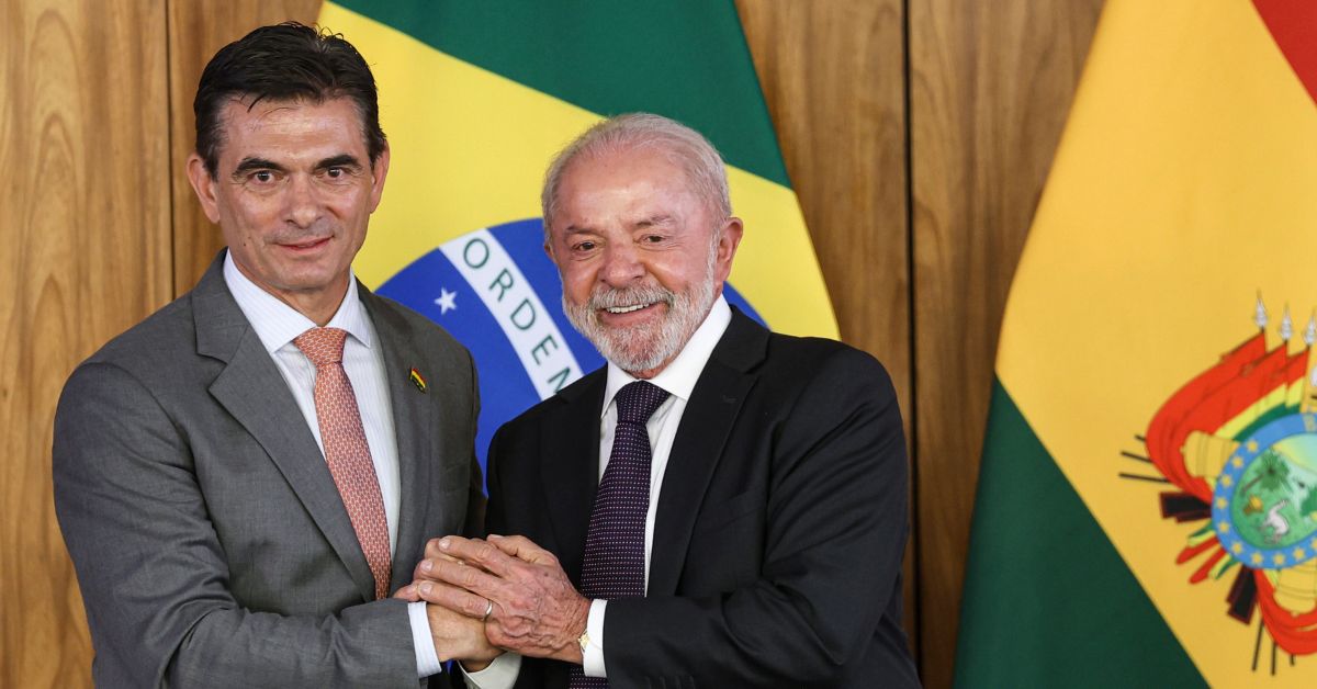 Foto dos presidentes do Brasil e Bolívia durante assinatura de acordo entre Brasil e Bolívia para cooperação turística