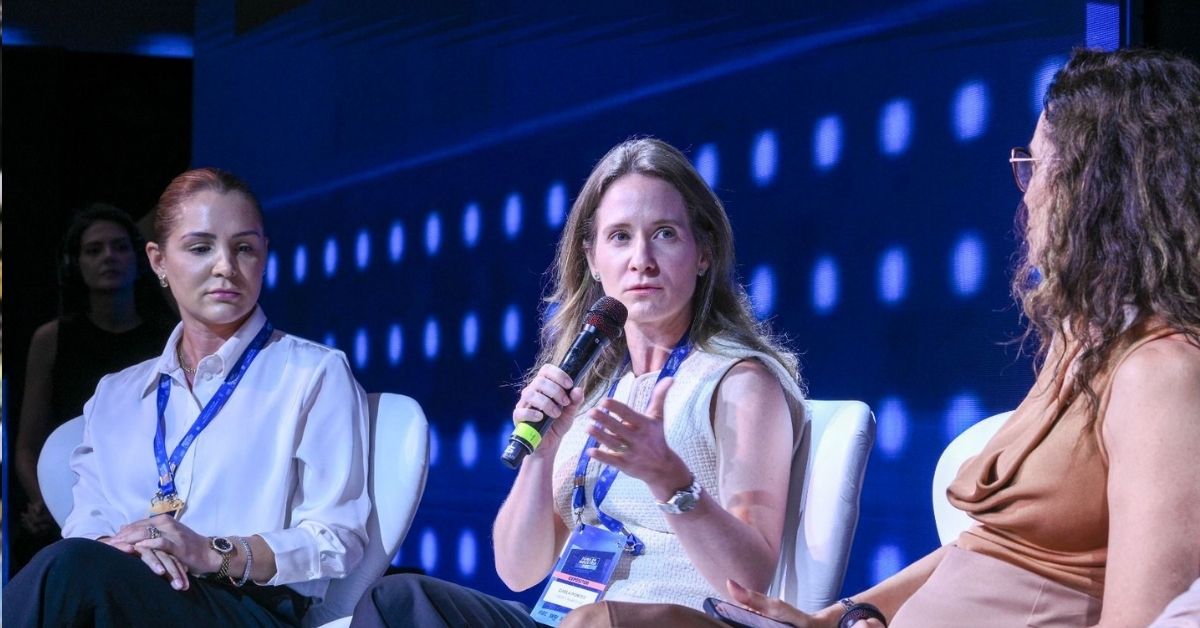 Carla Pontes na Feira da Indústria FIEC 2026 durante painel sobre desenvolvimento industrial