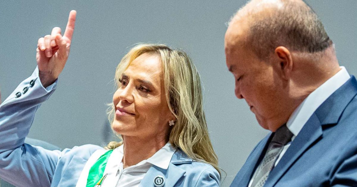 Celina Leão durante solenidade de posse ao lado do ex-governador Ibaneis Rocha em meio à crise no BRB