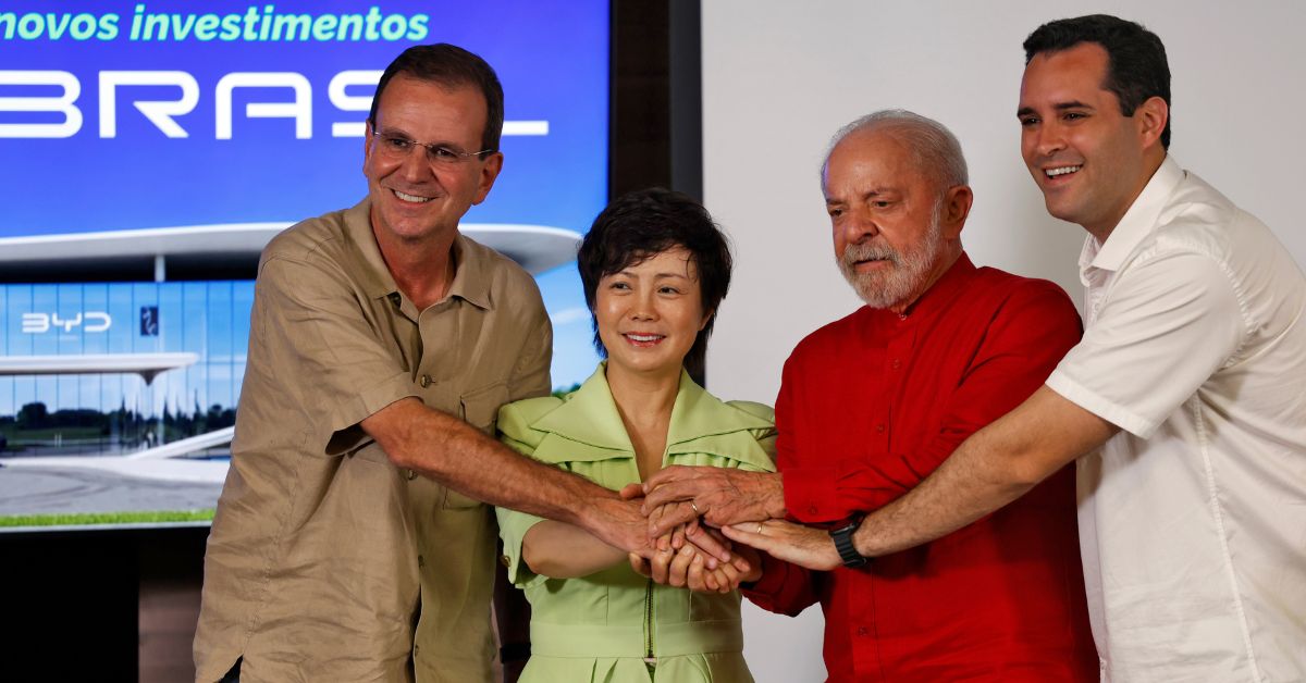 Evento de divulgação do centro de testes da BYD no Rio de Janeiro com presença da diretoria da BYD Brasil e entidades políticas.