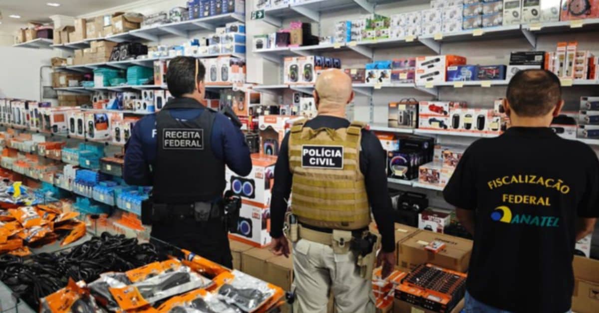 Fiscalização em loja de eletrônicos associada à pirataria e ao comércio ilegal no Brasil