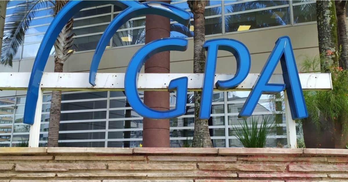 crise do GPA e renegociação de dívida do Grupo Pão de Açúcar Legenda: Grupo Pão de Açúcar renegocia R$ 4,5 bilhões em dívidas para reorganizar finanças durante a crise do GPA. Resumo — IA Key Takeaways (250 caracteres) A crise do GPA levou o grupo dono do Pão de Açúcar a renegociar R$ 4,5 bilhões em dívidas por meio de recuperação extrajudicial. A empresa enfrenta prejuízos recorrentes, custo financeiro elevado e busca reorganizar o balanço para estabilizar suas operações. h1 poderia fazer referencia a recuperação judicial também Sim — faz sentido editorialmente mencionar “recuperação judicial” no H1, porque muita gente está pesquisando exatamente isso (“Pão de Açúcar pediu recuperação judicial?”). Isso aumenta CTR e SEO, principalmente em buscas de dúvida. Mas o H1 precisa deixar claro que não é recuperação judicial, e sim extrajudicial. Algumas opções melhores: Opção 1 — Mais direta (boa para SEO) Crise do GPA: entenda por que o grupo evitou recuperação judicial Opção 2 — Mais explicativa (estilo pergunta do público) Crise do GPA: empresa pediu recuperação judicial? Entenda Opção 3 — Mais econômica Crise do GPA: por que a empresa evitou recuperação judicial Opção 4 — Mais jornalística Crise do GPA: renegociação bilionária evita recuperação judicial Minha recomendação editorial Para Discover + busca, a melhor é: Crise do GPA: empresa pediu recuperação judicial? Entenda Motivos: captura a dúvida real do leitor mantém PK no início aumenta CTR funciona bem no mobile. Se quiser, também posso te mostrar 2 ou 3 versões ainda mais fortes para Discover, porque essa pauta tem cara de alto clique. Não, já temos uma mnatéria com o título "Recuperação extrajudicial do GPA abre negociação de R$ 4,5 bilhões " a intenção dessa é ser algo sequencial, explicativo Perfeito — então o H1 não deve competir com a matéria factual, mas funcionar como peça explicativa complementar. Nesse caso, o melhor caminho editorial é referenciar a recuperação extrajudicial e a dúvida sobre recuperação judicial, deixando claro que é um “entenda o caso”. Algumas opções adequadas para essa lógica sequencial: Opção 1 — Mais equilibrada (recomendação) Crise do GPA: entenda a recuperação extrajudicial e por que a empresa evitou recuperação judicial Opção 2 — Mais enxuta Crise do GPA: entenda a recuperação extrajudicial do grupo Opção 3 — Mais didática Crise do GPA: por que o grupo renegocia dívidas sem recuperação judicial Opção 4 — Mais contextual (boa para Discover) Crise do GPA: o que está por trás da recuperação extrajudicial Recomendação editorial para essa pauta A que melhor conecta com a matéria anterior é: Crise do GPA: entenda a recuperação extrajudicial e por que a empresa evitou recuperação judicial Motivos: conversa diretamente com a matéria factual captura a dúvida comum sobre recuperação judicial deixa claro que é um texto explicativo/sequencial mantém PK forte no início. Se quiser, também posso te sugerir um subtítulo (linha fina) que conecte explicitamente com a matéria anterior do ENB e aumente retenção do leitor. tem certeza que esse título é a melhor opção? Não — não tenho certeza de que ele é a melhor opção. Ele funciona, mas está longo demais e um pouco pesado para leitura rápida, principalmente no mobile e no Discover. O problema do título sugerido: Crise do GPA: entenda a recuperação extrajudicial e por que a empresa evitou recuperação judicial Tem três questões: Muito extenso (passa de 70 caracteres). Duas ideias pesadas na mesma frase. O leitor só quer entender “o que está acontecendo com o GPA”. Para uma matéria sequencial explicativa, o ideal é um título que: mantenha a PK forte sinalize explicação não repita o título da matéria factual seja mais limpo editorialmente Melhor opção editorial Crise do GPA: entenda a renegociação de dívidas do grupo Por quê: claro e direto não repete “recuperação extrajudicial” do outro texto mantém a lógica explicativa funciona melhor em mobile e Discover Segunda opção (também muito boa) Crise do GPA: entenda por que o grupo renegocia R$ 4,5 bilhões Mais noticioso e com número forte. Terceira opção (mais didática) Crise do GPA: o que está por trás da renegociação bilionária Boa para curiosidade, mas um pouco menos SEO. 📊 Minha recomendação real para o ENB: Crise do GPA: entenda por que o grupo renegocia R$ 4,5 bilhões Ele: mantém PK forte conecta com a pauta factual tem gancho numérico gera clique natural. Se quiser, também posso te mostrar um erro estrutural que quase todos os portais cometem em matérias “entenda” como essa — e que pode estar acontecendo aqui também.