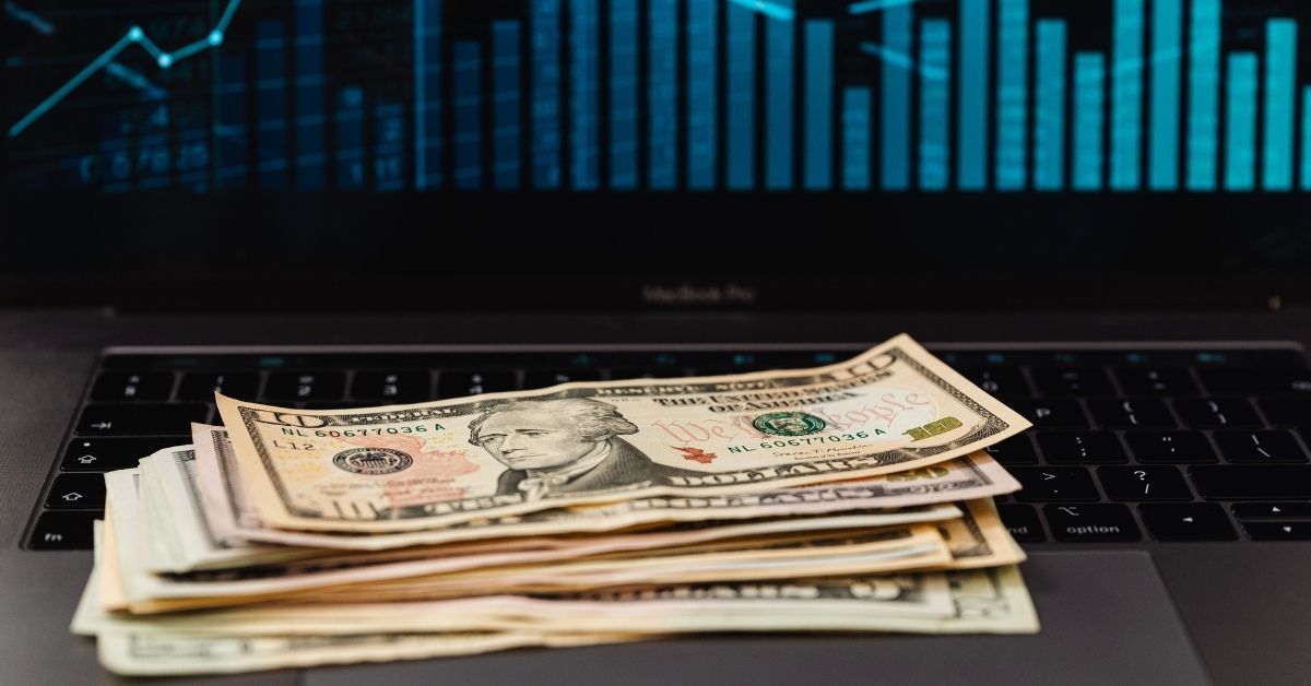 Dólar em alta com petróleo acima de 100 dólares