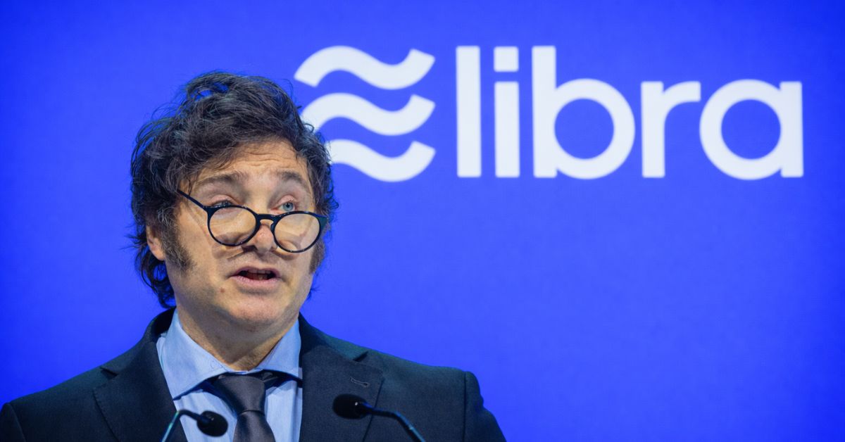 Javier Milei diante do logotipo da criptomoeda Libra em imagem editorial sobre investigação na Argentina