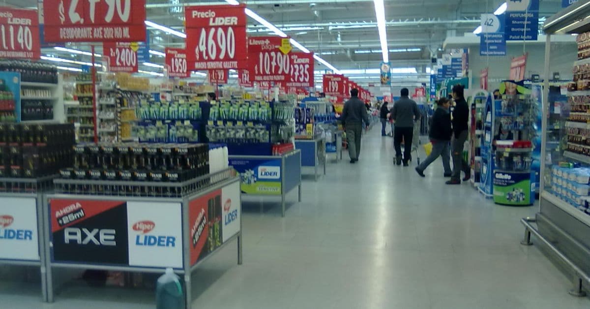 farmácia em supermercado com espaço segregado e atendimento farmacêutico