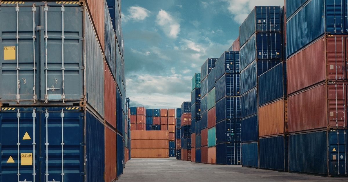 Frete marítimo global em alta com navio cargueiro