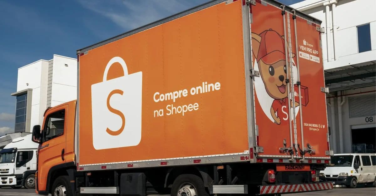 Caminhão de entrega da Shopee em centro logístico, representando expansão da operação no Brasil