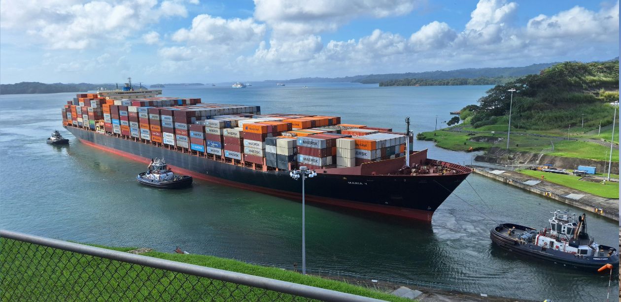 Navios no Golfo do Oriente Médio ancorados perto do Estreito de Ormuz