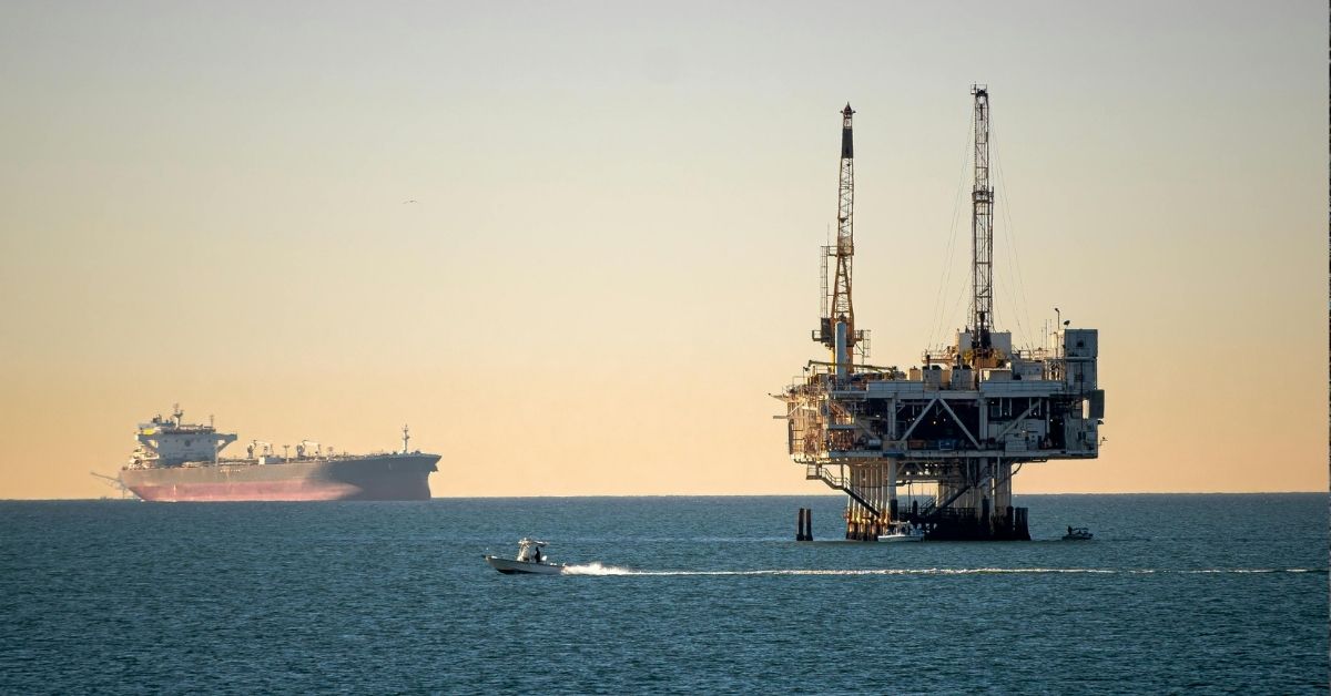 Navios petroleiros transportando petróleo russo no mar rumo à Índia