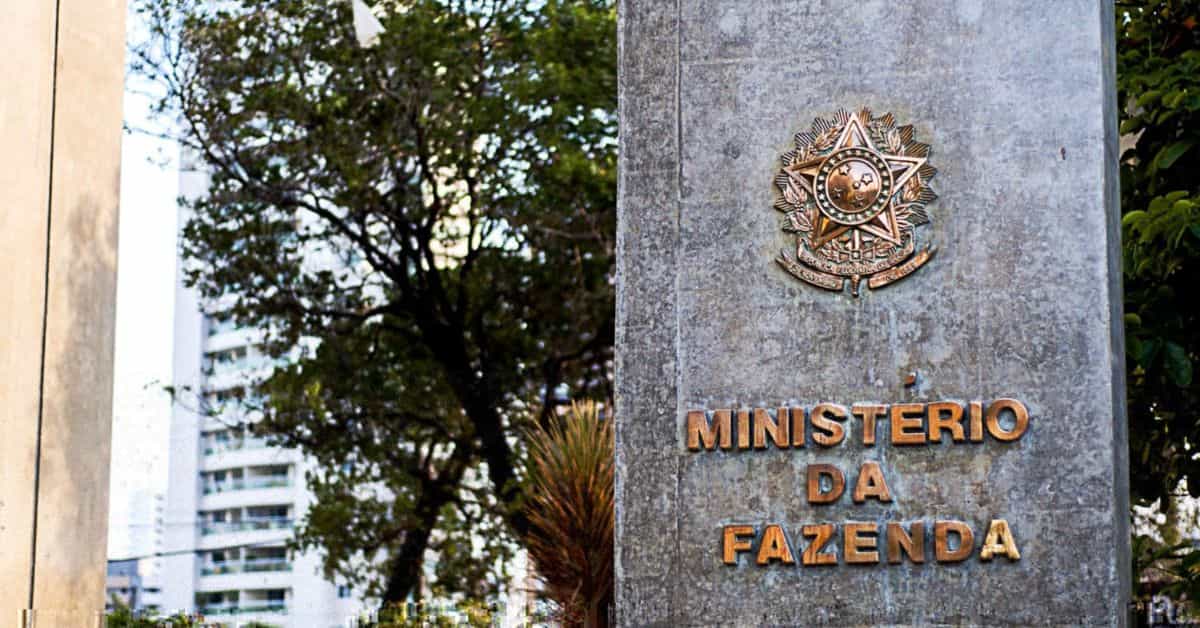 Letreiro do Ministério da Fazenda, que estima o impacto da guerra no Oriente Médio sobre o PIB brasileiro