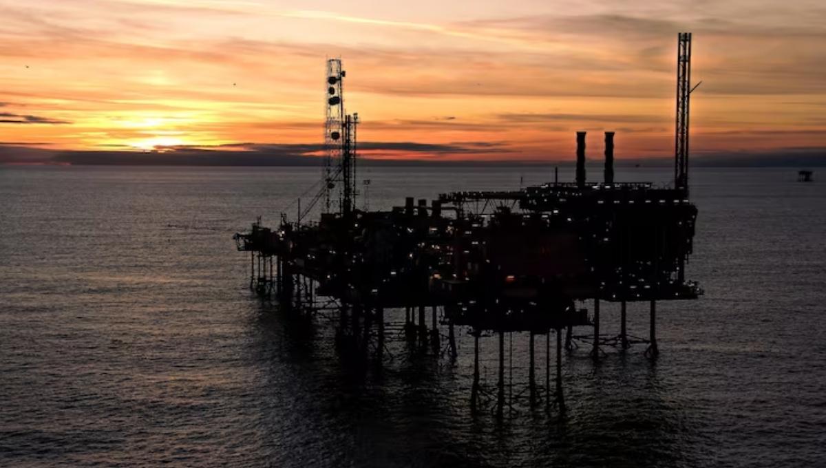 Plataforma de petróleo no mar ao pôr do sol em meio à queda do preço do petróleo hoje