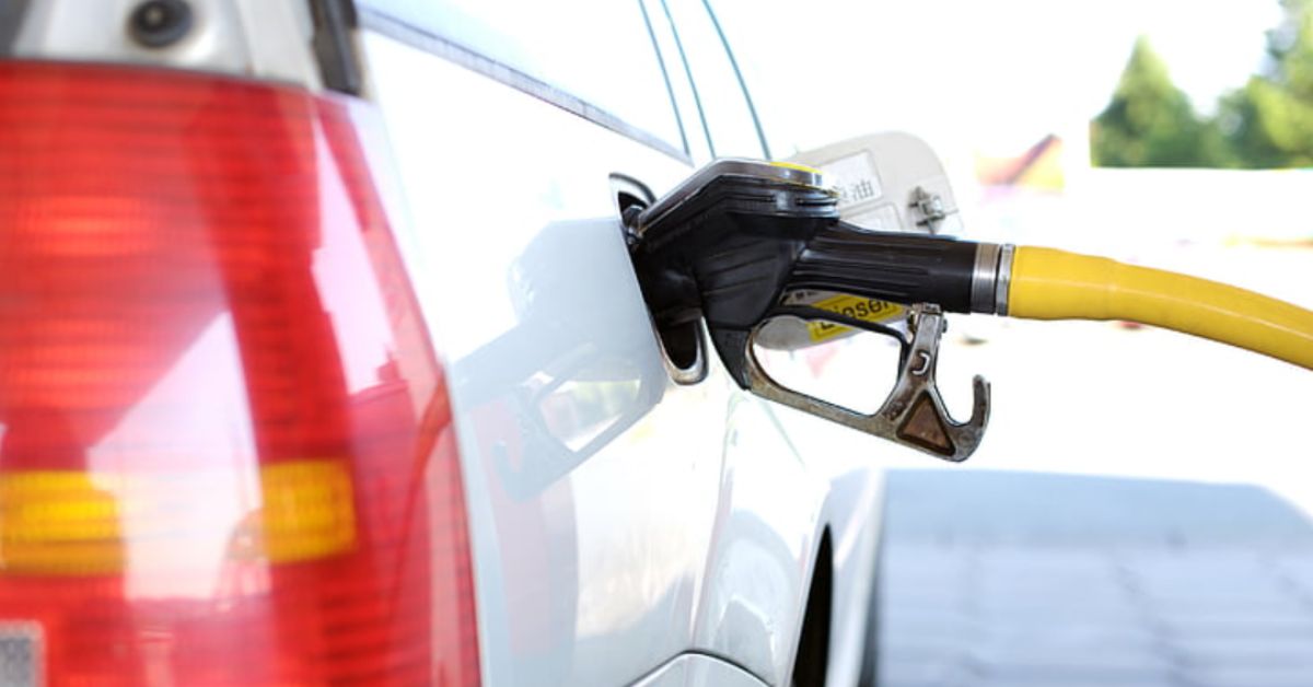 Bomba de gasolina em posto nos EUA, representando alta no preço da gasolina nos EUA, que disparou com alta do petróleo Brent