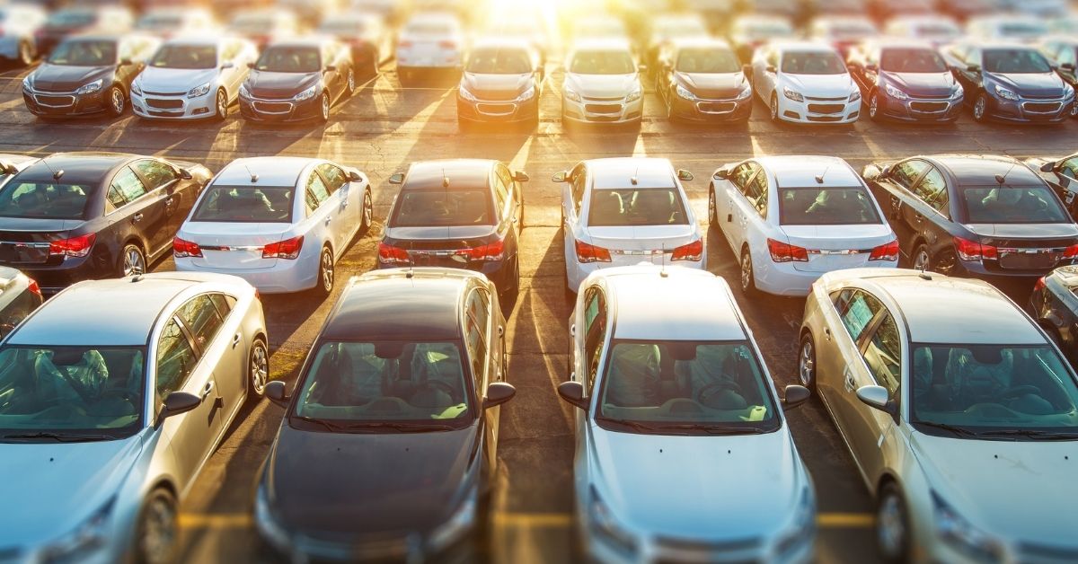 Produção de veículos em fábrica da indústria automotiva brasileira
