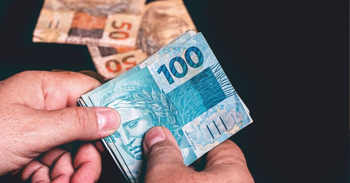 Recompra de títulos públicos e curva de juros no Brasil