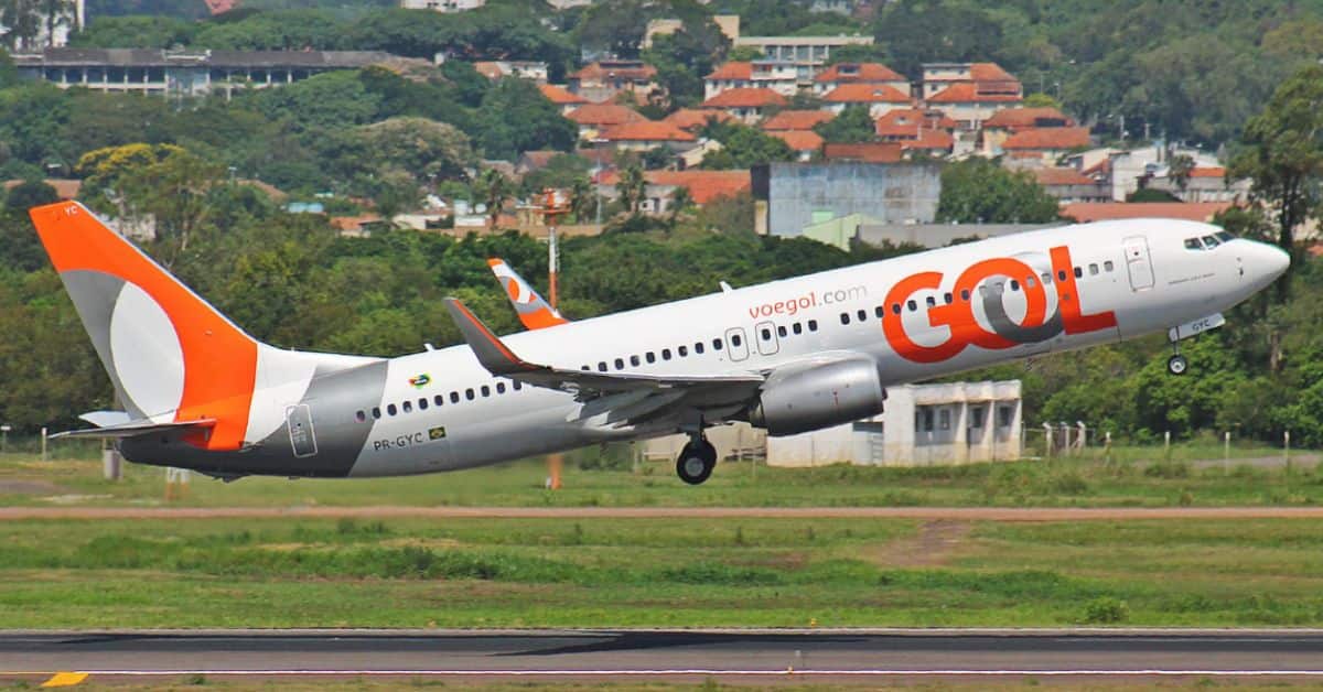 saída da Gol da B3 com avião da companhia em pista