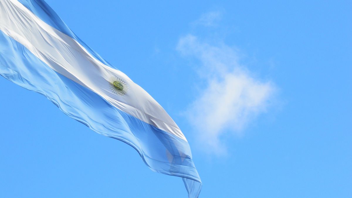 Imagem da bandeira da Argentina para ilustrar uma matéria jornalística sobre o Acordo do FMI com a Argentina.
