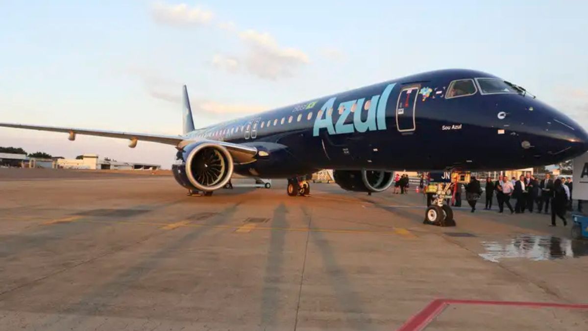 Imagem de um avião da Azul para ilustrar uma matéria jornalística sobre a parceria entre a Azul e a American.
