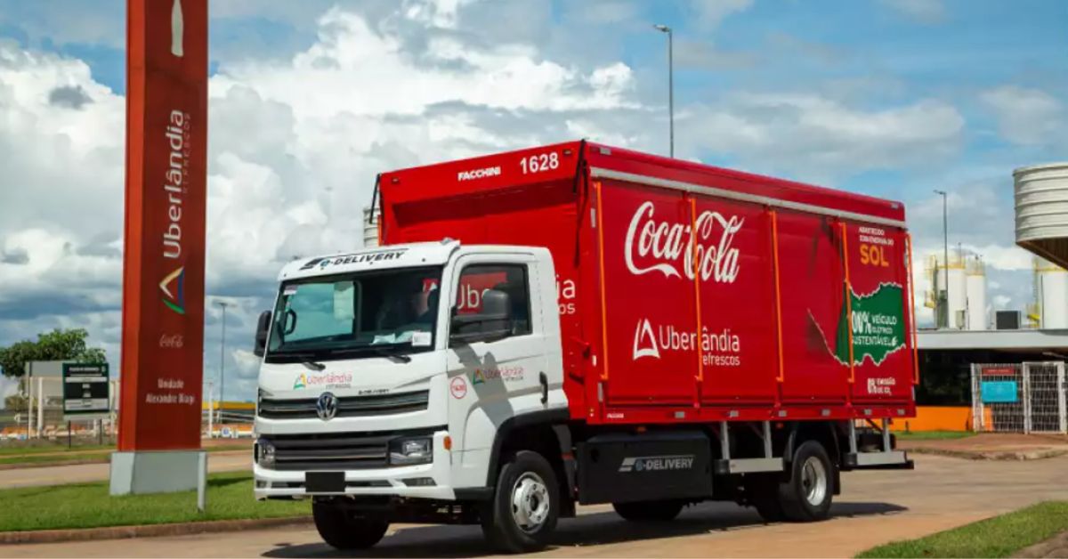 Caminhão da Coca-Cola da Uberlândia Refrescos em frente a unidade industrial em Minas Gerais