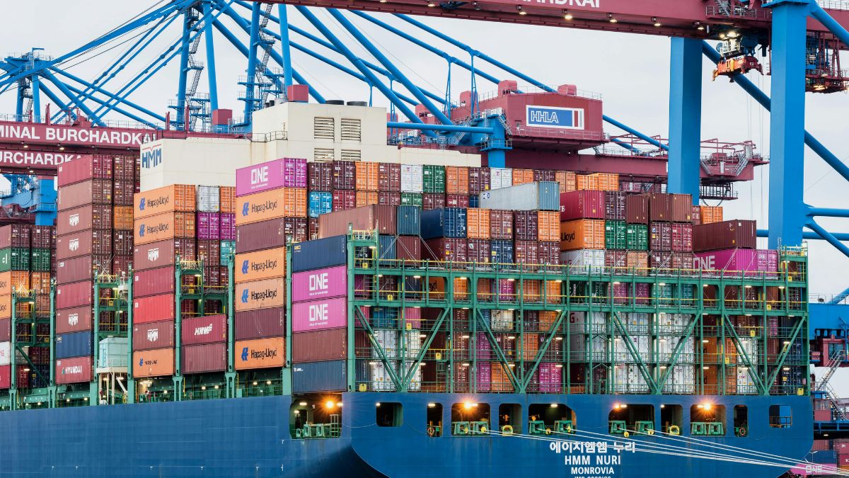 Imagem de um navio com exportações para ilustrar uma matéria jornalística sobre o Bloqueio de Ormuz e os impactos no petróleo.
