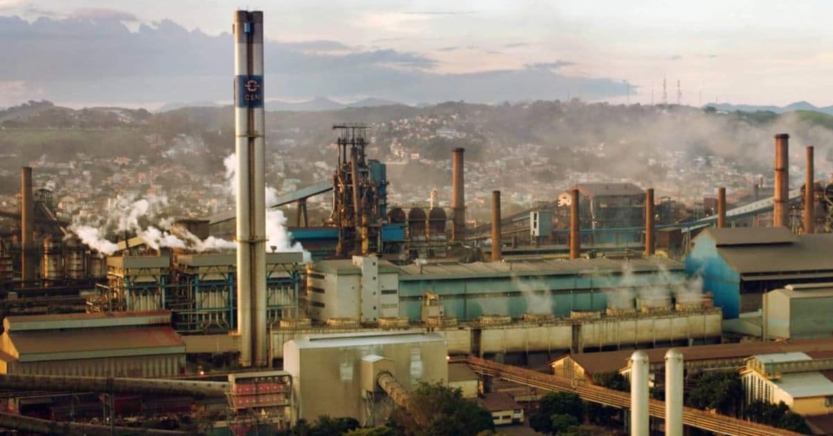 Complexo industrial da CSN Mineração com estruturas siderúrgicas e chaminés em operação