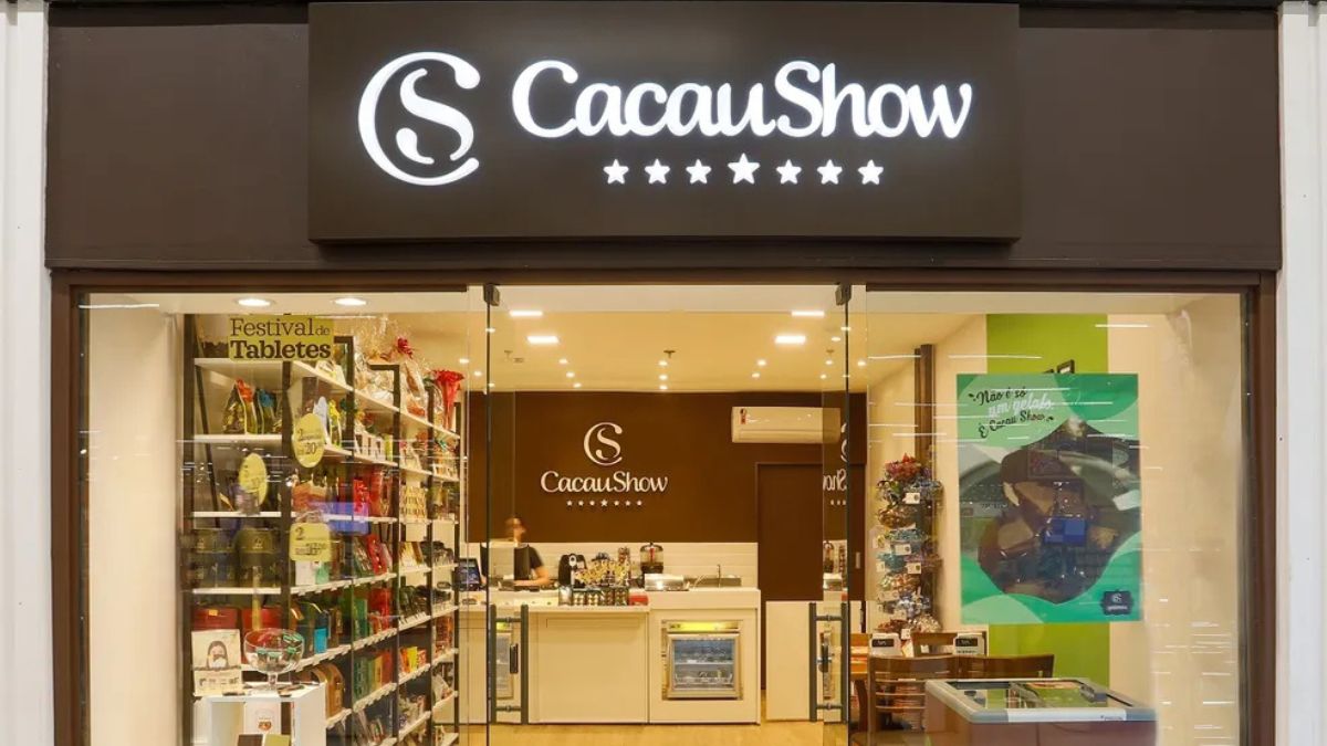 Imagem de uma loja da Cacau Show para ilustrar uma matéria jornalística sobre a Cacau Show e as vendas na Páscoa.