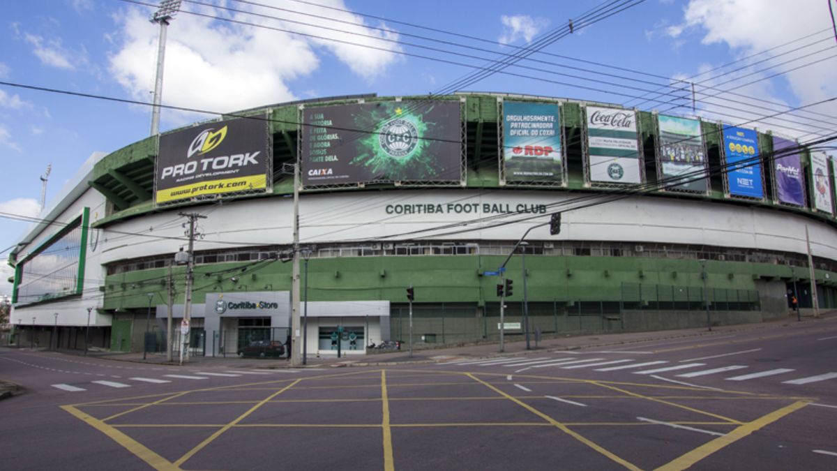 Imagem da fachada do estágio do Coritiba para ilustrar uma matéria jornalística sobre o Déficit do Coritiba em 2025.
