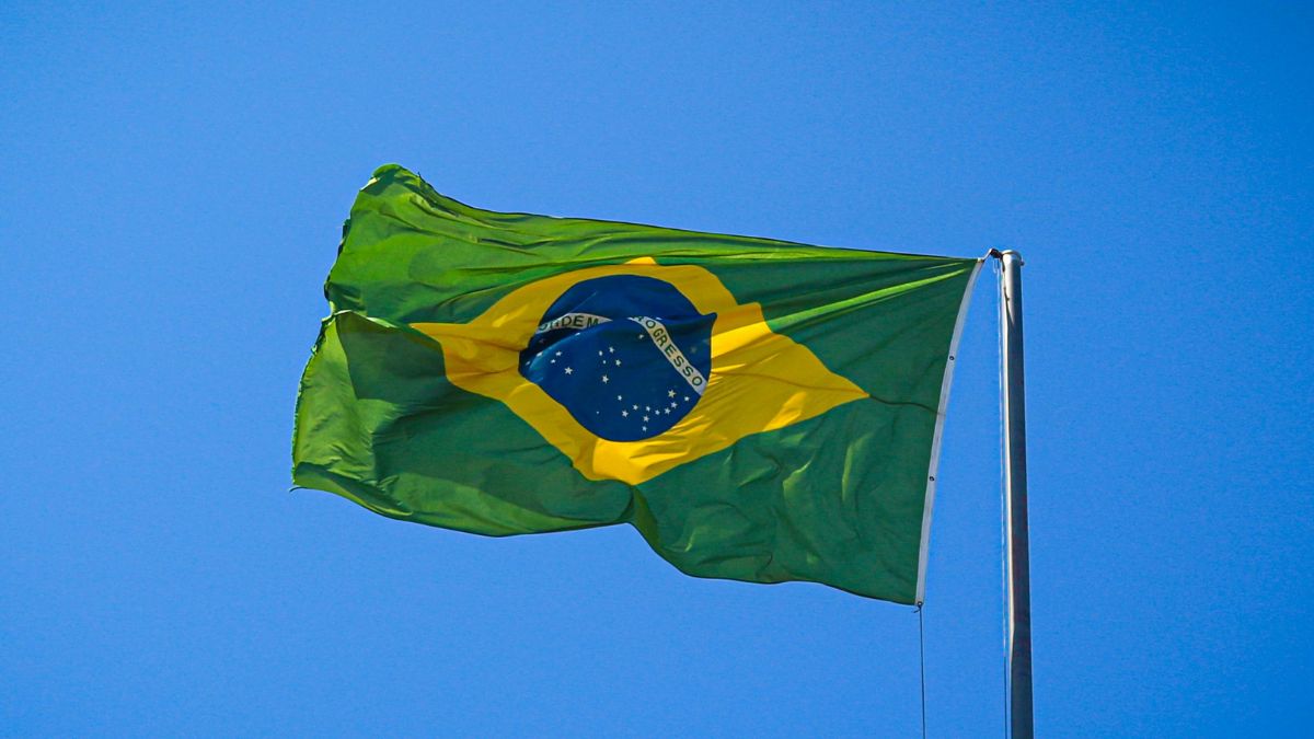 Imagem da bandeira do Brasil para ilustrar uma matéria jornalística sobre o crescimento do Brasil em 2026.