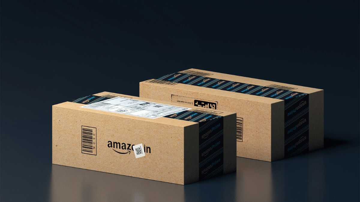 Imagem de caixa de produtos da Amazon para ilustrar uma matéria jornalística sobre o Crescimento e-commerce no Brasil