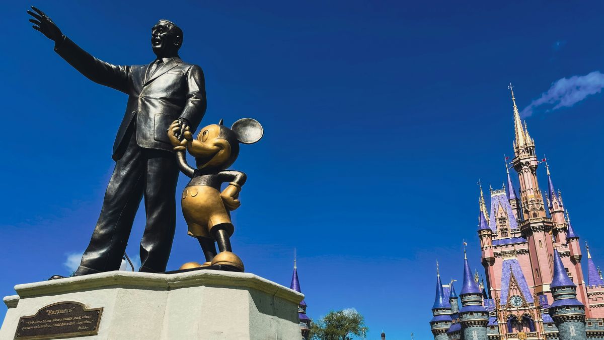 Imagem do fundador da Disney com o Mickey para ilustrar uma matéria jornalística sobre as Demissões na Disney.