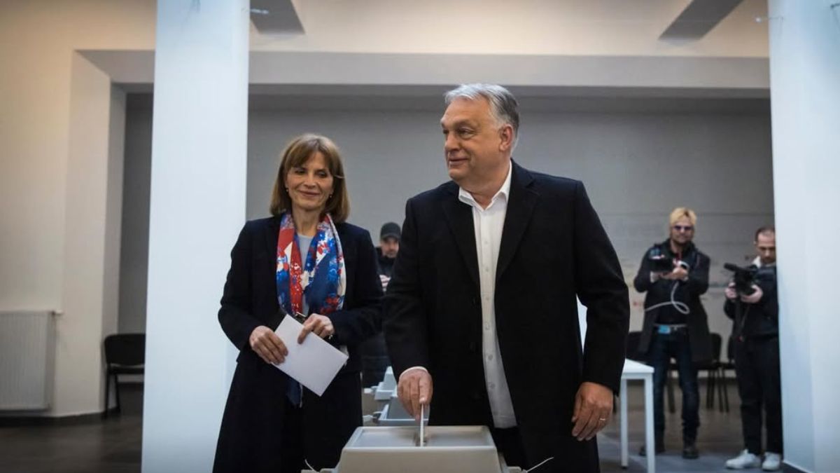 Imagem de Viktor Orbán votando para ilustrar uma matéria jornalística sobre a derrota de Viktor Orbán na Hungria.