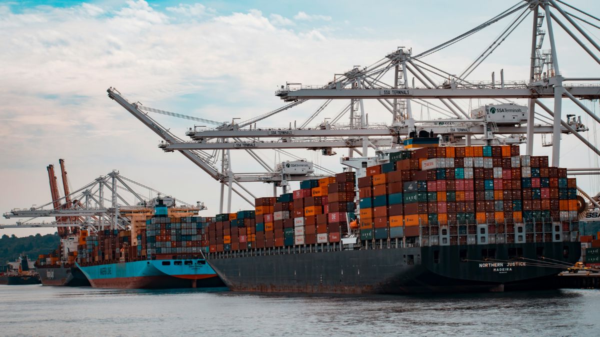 Imagem de um navio com exportações para ilustrar uma matéria jornalística sobre a queda nas exportações brasileiras para o Golfo Pérsico.
