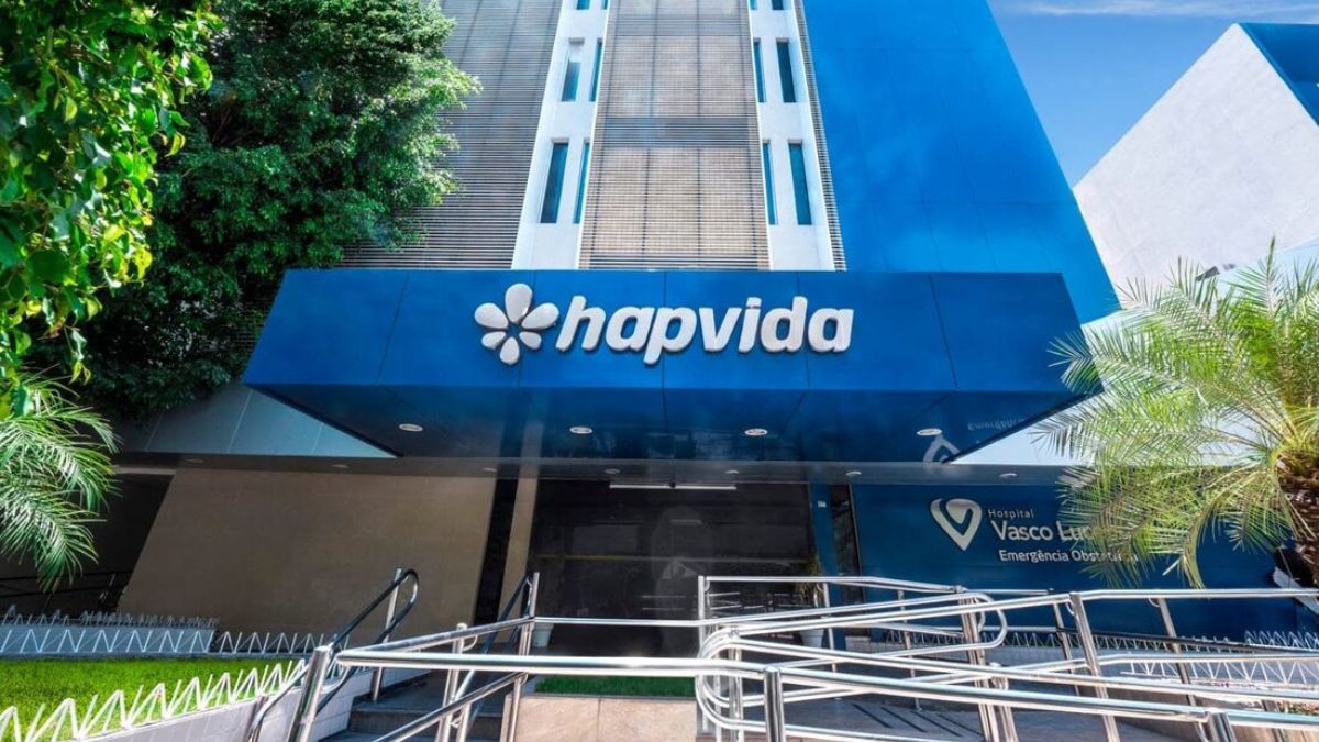 Imagem da fachada de um hospital da Hapvida para ilustrar uma matéria jornalística sobre o contrate da Família Pinheiro sobre a Hapvida.