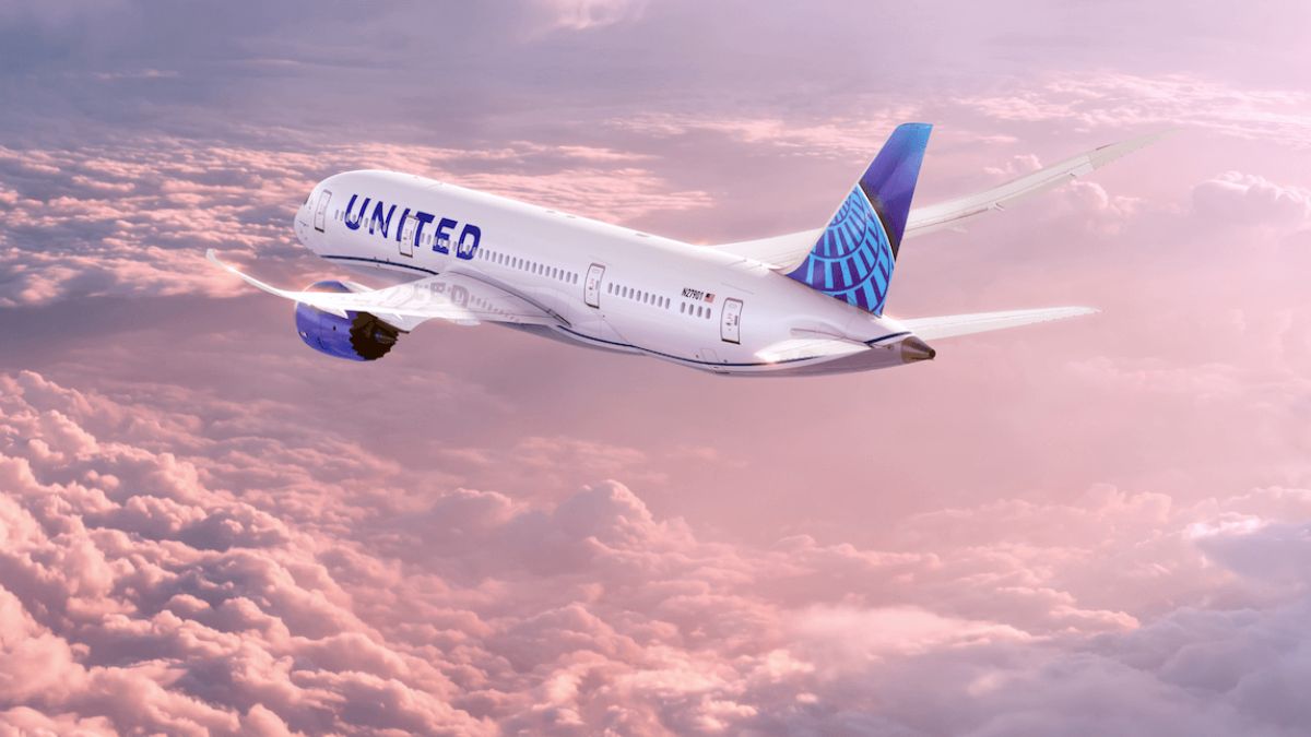 Imagem de um avião da United para ilustrar uma matéria jornalística sobre a Fusão da United e American nos Estados Unidos.