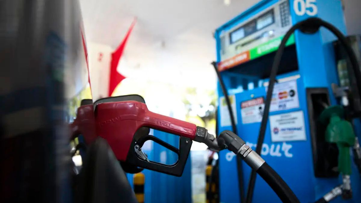 Imagem de uma bomba de gasolina enchendo um tanque de um veículo para ilustrar uma matéria jornalística sobre a Gasolina mais cara do mundo.