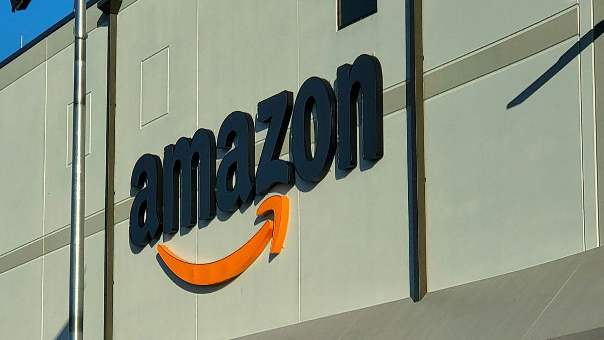 Imagem da fachada de uma loja da Amazon para ilustrar uma matéria jornalística sobre a Globalstar e a Amazon.