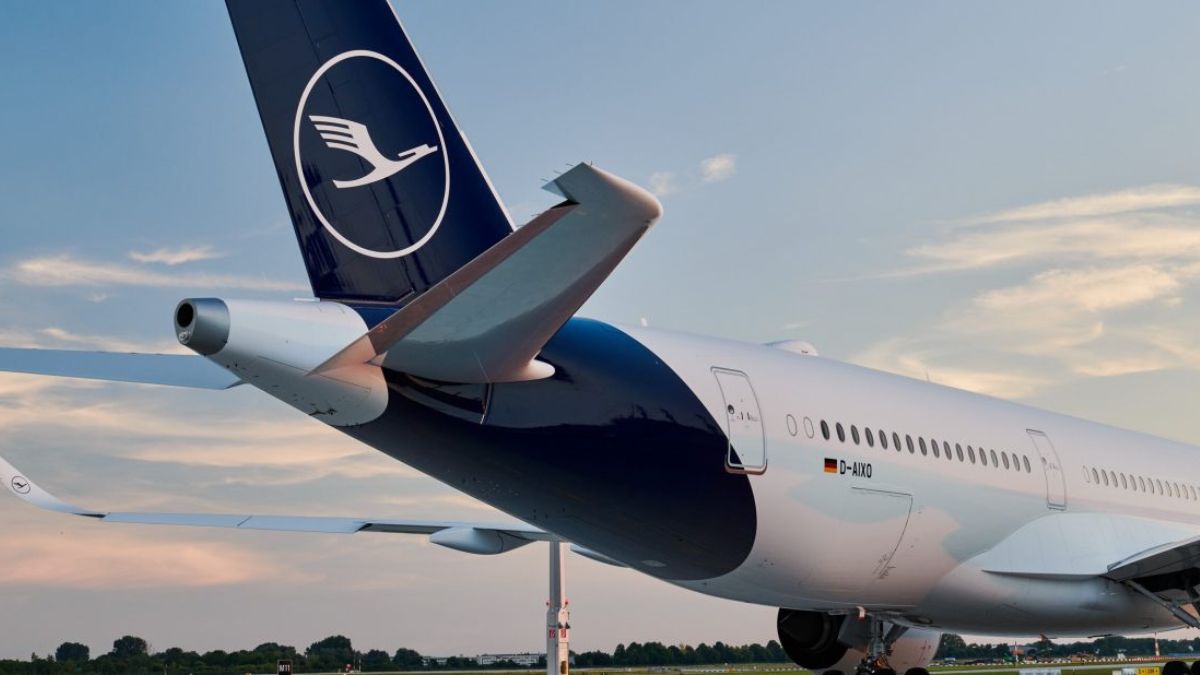 Imagem de um avião da Lufthansa para ilustrar uma matéria jornalística sobre a greve da Lufthansa e os efeitos no Brasil.