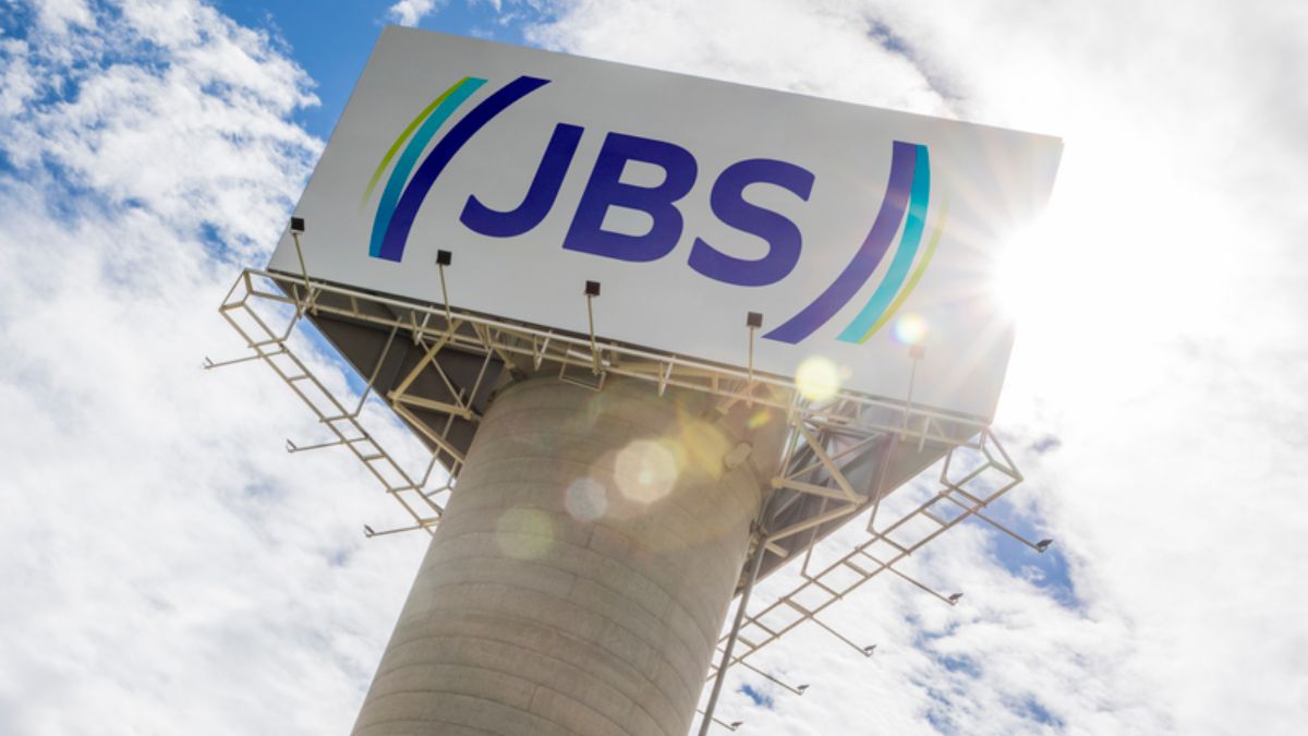 Imagem de pórtico da JBS para ilustrar uma matéria jornalística sobre a fim da greve da JBS nos Estados Unidos